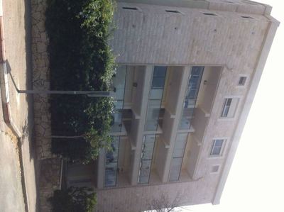 קיסר ניהול נכסים ודירות להשבחיפה מציע דירה ענקית בבניין אבן בשכונה יוקרתית ברחוב לאה כרמליה בחיפה